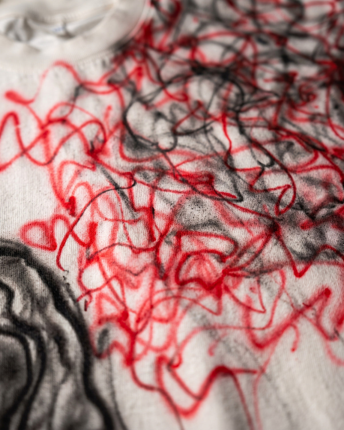ATO Skeleton Cut-sleeve – close-up of the red and black airbrushed scribble